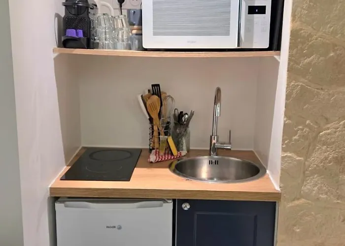 Compact & Charmant, à 2 Min De La Apartment Nizza